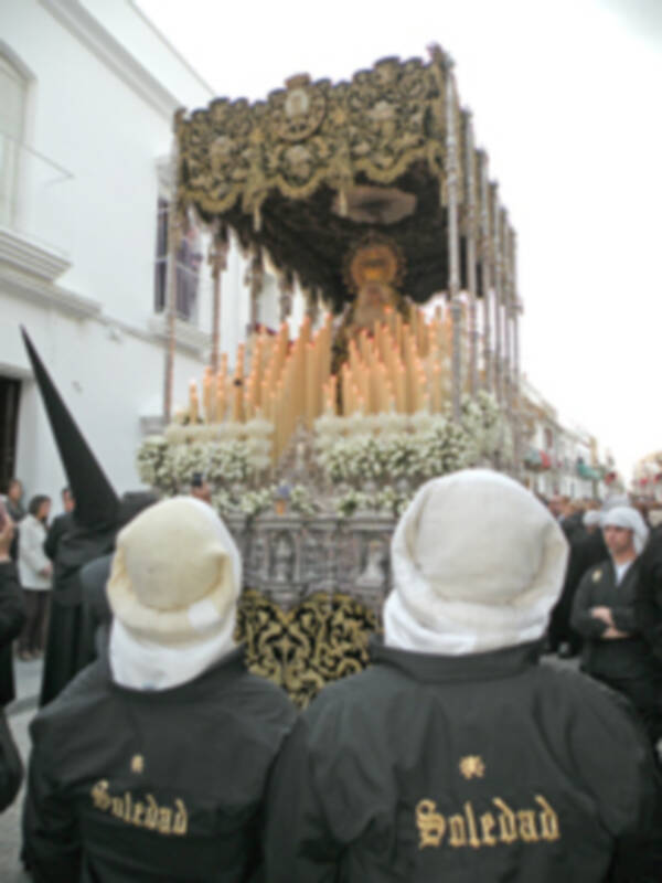  La lluvia dio una tregua en el  Viernes Santo de Alcalá del Río.