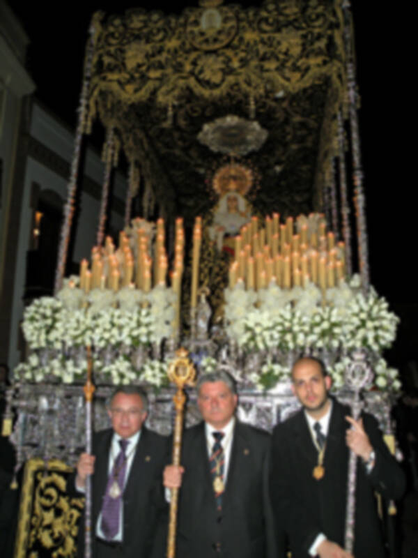 La lluvia dio una tregua en el Viernes Santo de Alcalá del Río.