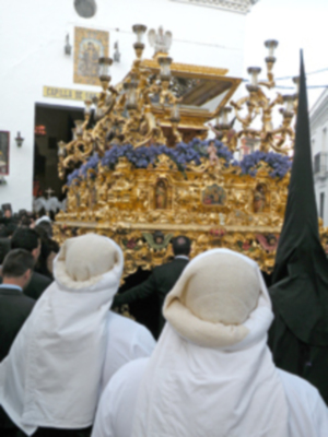 La lluvia dio una tregua en el Viernes Santo de Alcalá del Río.