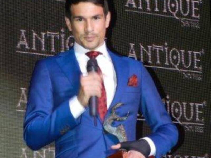 Manzanares recoge su cuarto trofeo en la misma semana en Sevilla