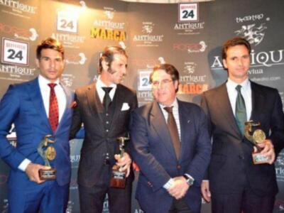 Manzanares recoge su cuarto trofeo en la misma semana en Sevilla