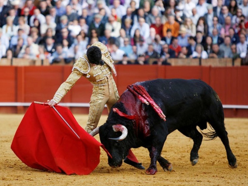Manzanares vuelve a hacer historia al cortar cuatro orejas
