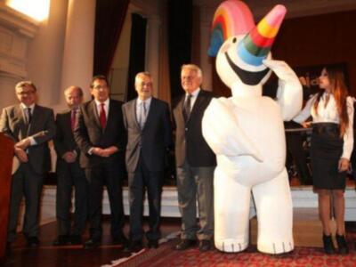 María González acompaña a su padre Felipe González homenajeado en Sevilla al cumplirse el XX aniversario de la inauguración de la expo 92