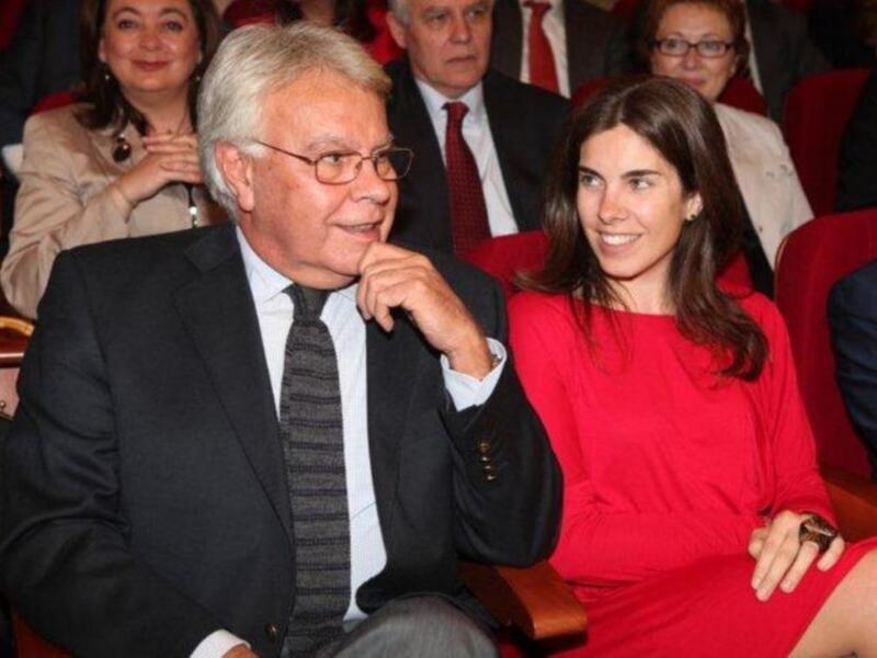 María González acompaña a su padre Felipe González homenajeado en Sevilla al cumplirse el XX aniversario de la inauguración de la expo 92