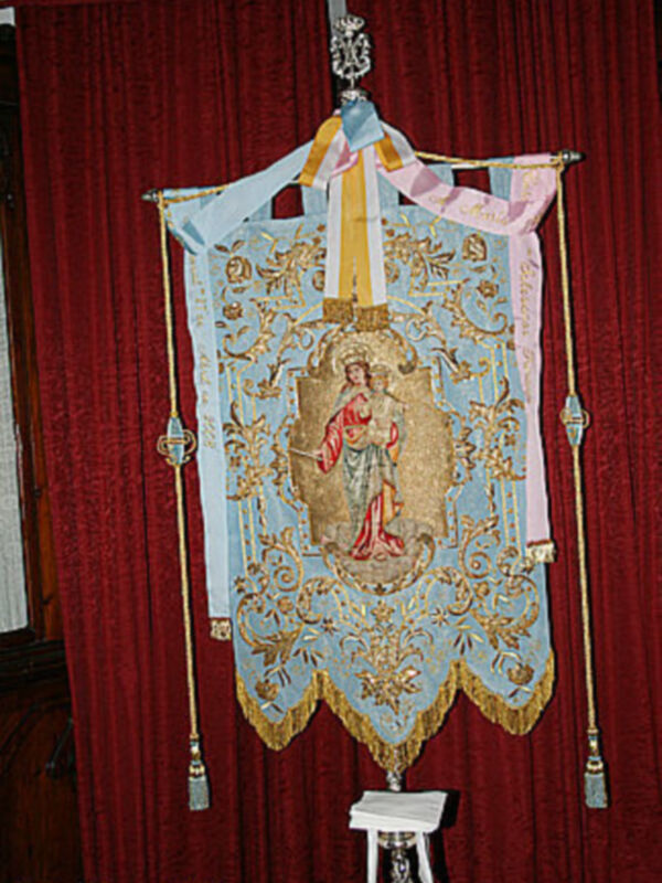 Mes de Mayo: Mes de María, Cultos en Honor y Gloria de María Auxiliadora Coronada en su Basílica en la Casa Salesiana de la Trinidad en Sevilla.