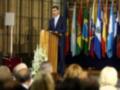 El presidente de España, Mariano Rajoy, pronuncia un discurso en una ceremonia multilateral frente a una fila de banderas latinoamericanas.