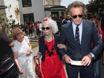 Felipe González reúne a las tres mujeres de su vida en Sevilla, su pareja Mar, su hija María y su nieta Elena