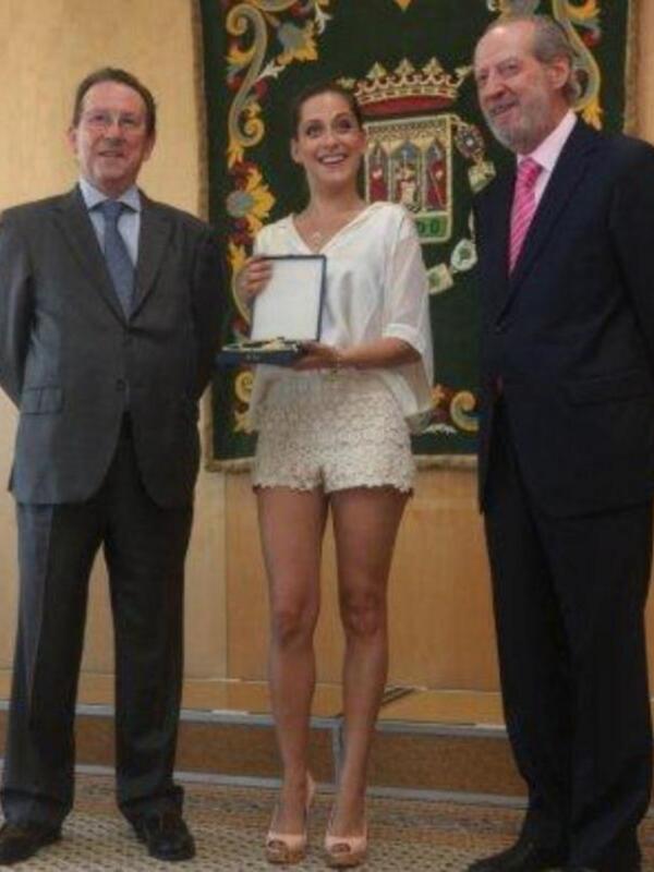 María león muy junto a su madre recoge la medalla de Sevilla para su hermano Paco León