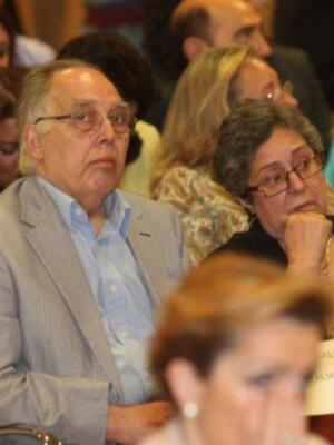 María león muy junto a su madre recoge la medalla de Sevilla para su hermano Paco León