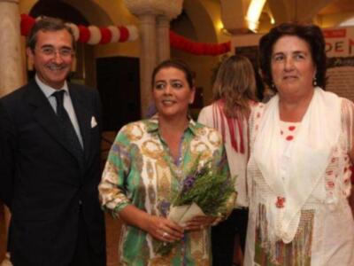 María del Monte Madrina de la Cruz de Mayo benéfica de "proyecto hombre"