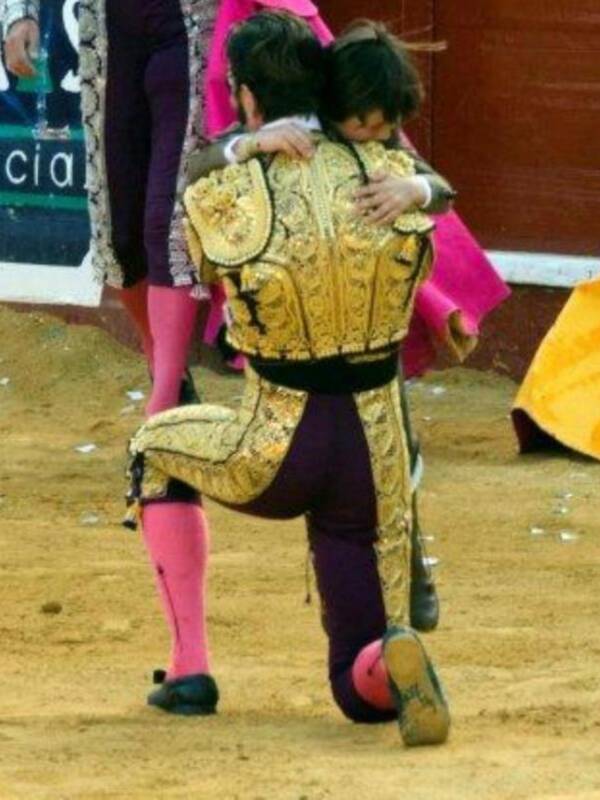 Padilla triunfa y pone banderillas con parche de diseño en un ojo