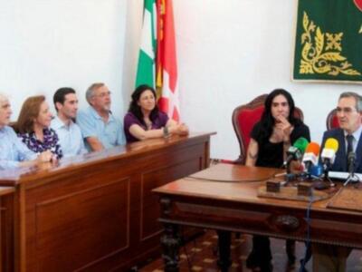 El cantante y periodista Mario Vaquerizo "pregonó" la Feria de Lora del Río en la noche del miércoles 30 de mayo