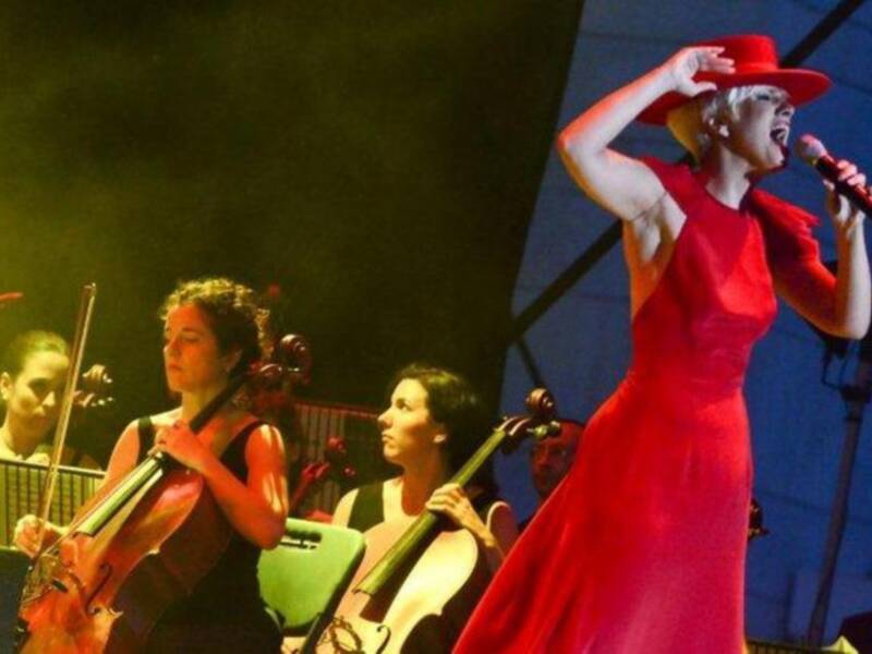 Eva González fan de la copla en el estreno del espectáculo azabache