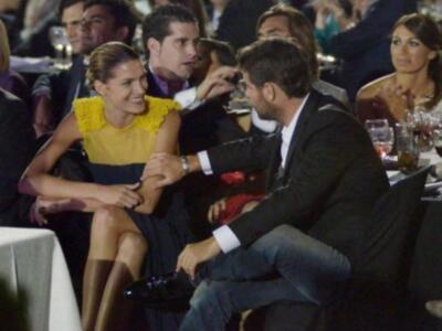 Asistentes disfrutando de una ceremonia de premiación en un evento formal.
