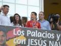 Celebración en el estadio con aficionados y un cartel con el nombre 'Los Palacios y Conde'.