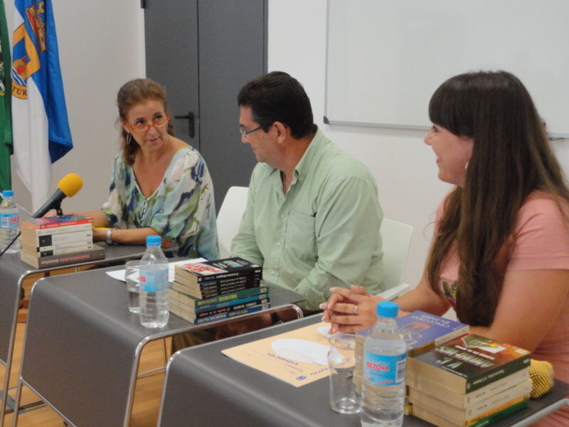 Recepcionan la colección bibliográfica donada por la familia de  Francisca Segovia Mora-Figueroa(Chipiona)