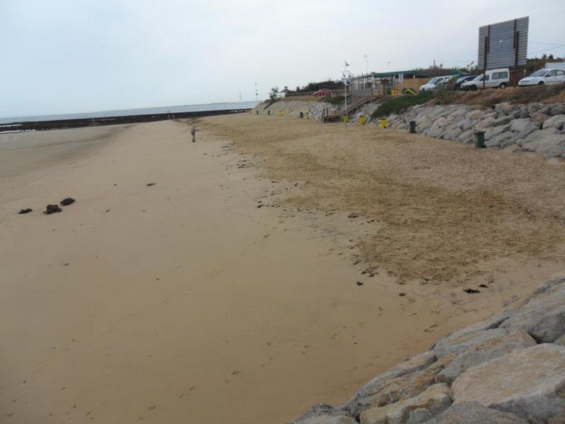 Playas intensifica las tareas de limpieza en Playa Micaela(Chipiona)