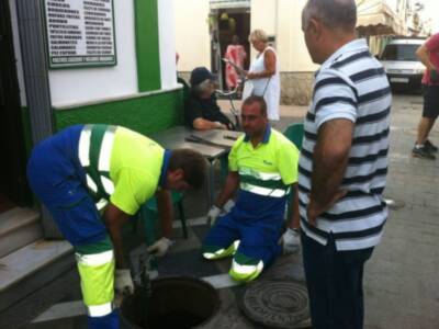 Playas y Aqualia continúan trabajando en la solución a la avería de agua que vierte en la Cruz del Mar(Chipiona)