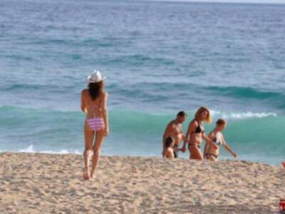 Raquel Revuelta disfruta en bikini de las playas de Cádiz, en plena forma física