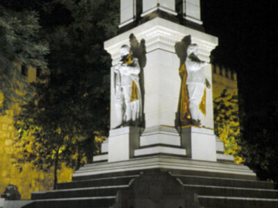 Sevilla.El Histórico Teatro Tascabile di Bérgamo en la Plaza del Triunfo.