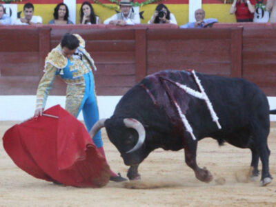 Enrique Ponce corta tres oreja y rabo en Alcázar
