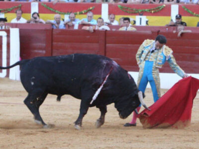 Enrique Ponce corta tres oreja y rabo en Alcázar