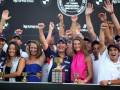 Equipo celebrando con trofeos en un torneo de polo.