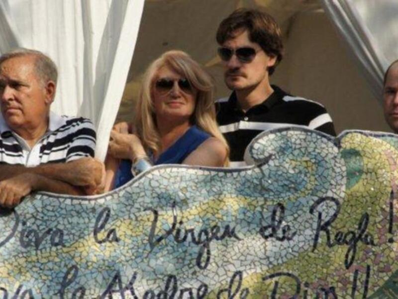Gloria Mohedano con su familia, los únicos que presenciaron el paso de la virgen de regla en la casa de Rocío Jurado