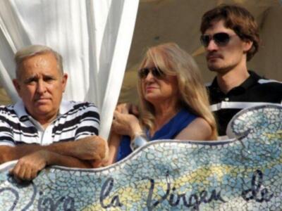 Gloria Mohedano con su familia, los únicos que presenciaron el paso de la virgen de regla en la casa de Rocío Jurado