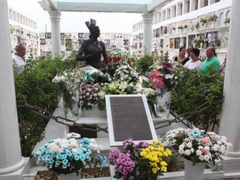 Ofrenda floral en la tumba de Rocío Jurado el día de  su 67 cumpleaños