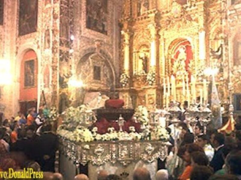 Don Bosco convocó a su alrededor a miles de personas en Sevilla, como la Gran Familia Salesiana que, somos en torno a nuestro Padre y Maestro San Juan Bosco.