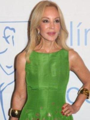 Carmen Lomana espectacular de verde y dorado bajo la lluvia madrina del 25 aniversario de la clínica Rocío Vázquez 