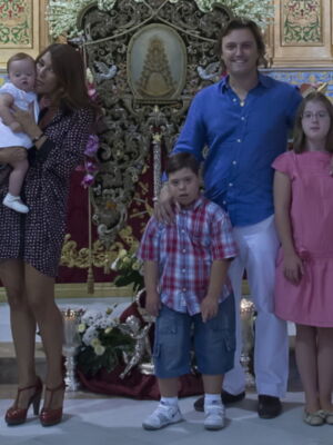 Raquel Revuelta y El Tato posan para calendario solidario asociación síndrome de Down