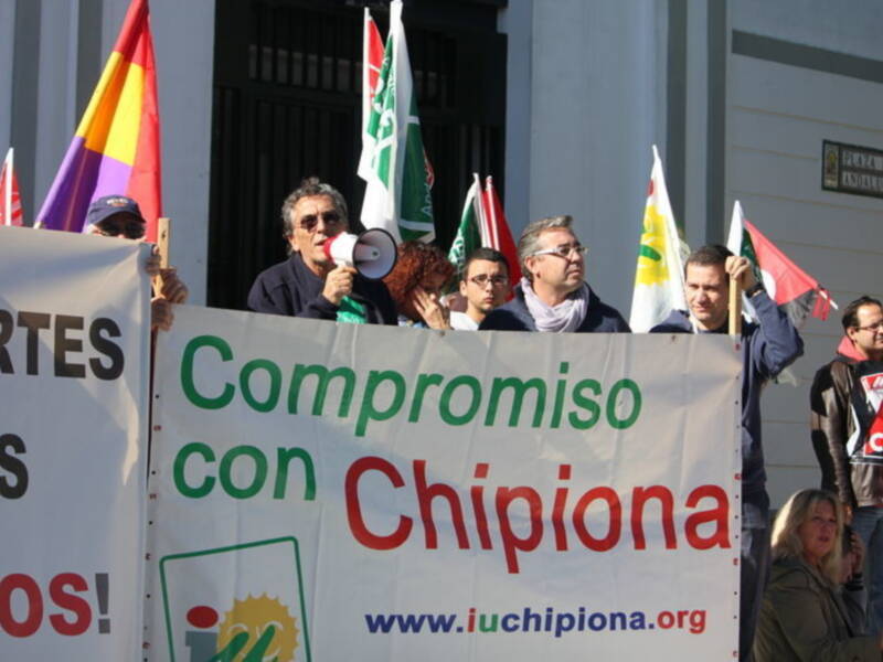 Los sindicatos marchan juntos en Chipiona en defensa de nuestros derechos.