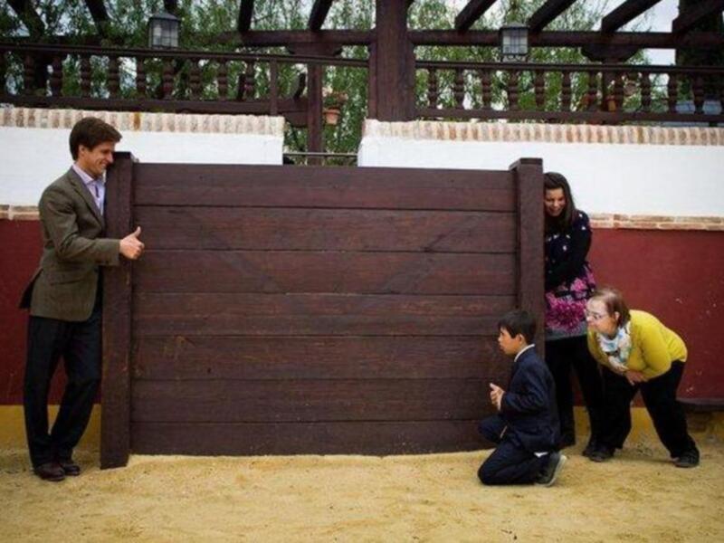 "El Juli" realiza un calendario solidario para niños con deficiencia mental