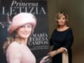 María Teresa Campos posa junto a una portada de su libro "Princesa Letizia", que narra la vida ficticia de la princesa española.