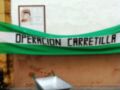 Operación Carretilla: Cartel y carretilla en una pared de un edificio.