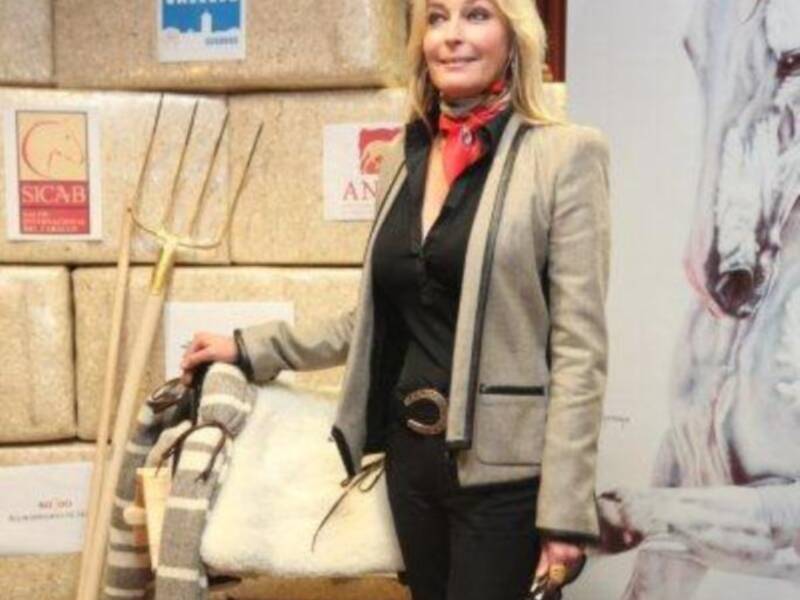 Alfonso Díez ejerce de duque de alba y entrega premio a Bo Derek