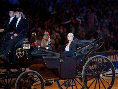 Alfonso Díez ejerce de duque de alba y entrega premio a Bo Derek