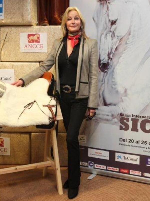 Alfonso Díez ejerce de duque de alba y entrega premio a Bo Derek