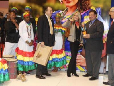 Alfonso Díez ejerce de duque de alba y entrega premio a Bo Derek