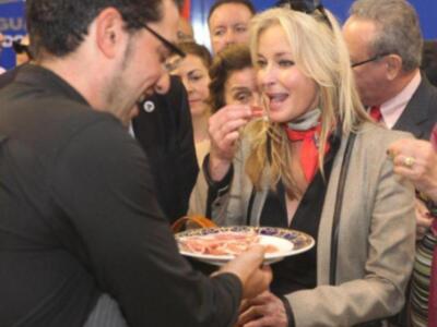 Alfonso Díez ejerce de duque de alba y entrega premio a Bo Derek