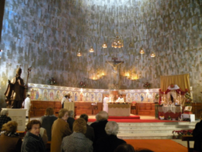 Sevilla. Misa del día de Reyes en la parroquia de Sta. María de las Flores de Sevilla.