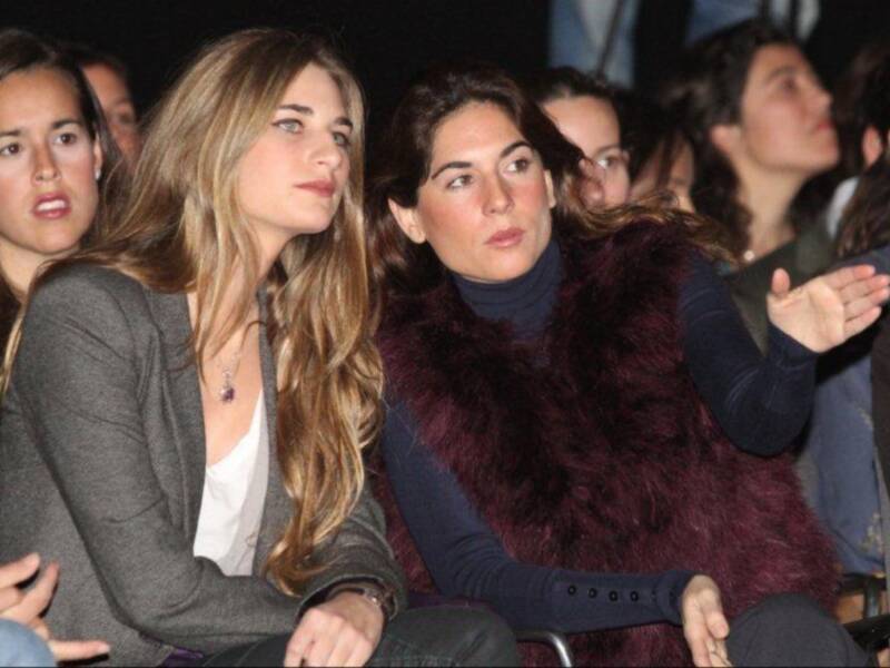 Lourdes Montes por primera vez en familia, con su madre y su hermana para ver desfilar a su cuñada Eva González