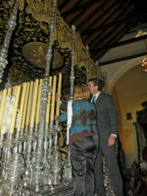 El paso de la Virgen de las Angustias de Alcalá del Río, llevará un cirio de los donantes de Órganos.