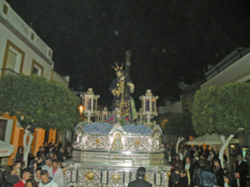 La Hermandad del Nazareno de Alcalá del río sin completar su estación.