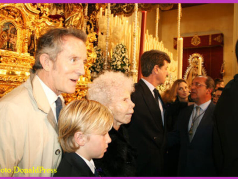 Jueves Santo  en la Hdad. Sacramental Los Gitanos, la Excma. Sra. Duquesa de Alba, acudió un año más a visitar los pasos en su Santuario.