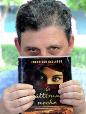 Francisco Gallardo firma hoy domingo La ultima noche y el Rok de la calle Feria  en Feria Libro de Sevilla 
