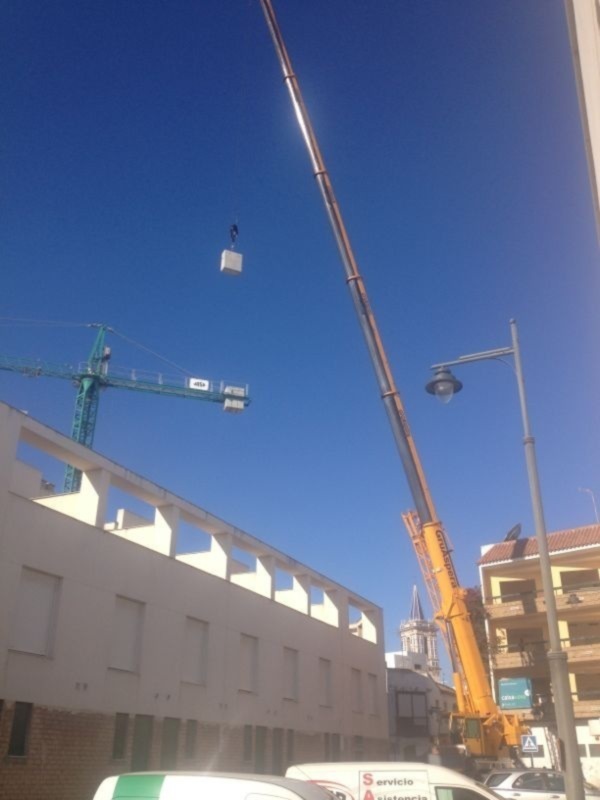 El Ayuntamiento intercede para que sea desmontada la grúa de la obra paralizada en el antiguo Hotel Cruz del Mar(Chipiona)