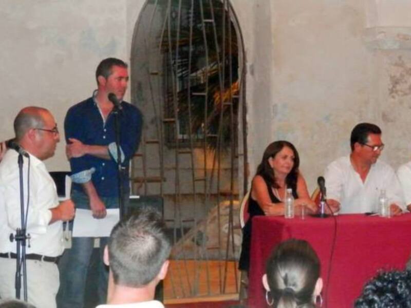 La presentación de la novela En otro tiempo, en otro lugar logra abarrotar las instalaciones del Castillo.(Chipiona)